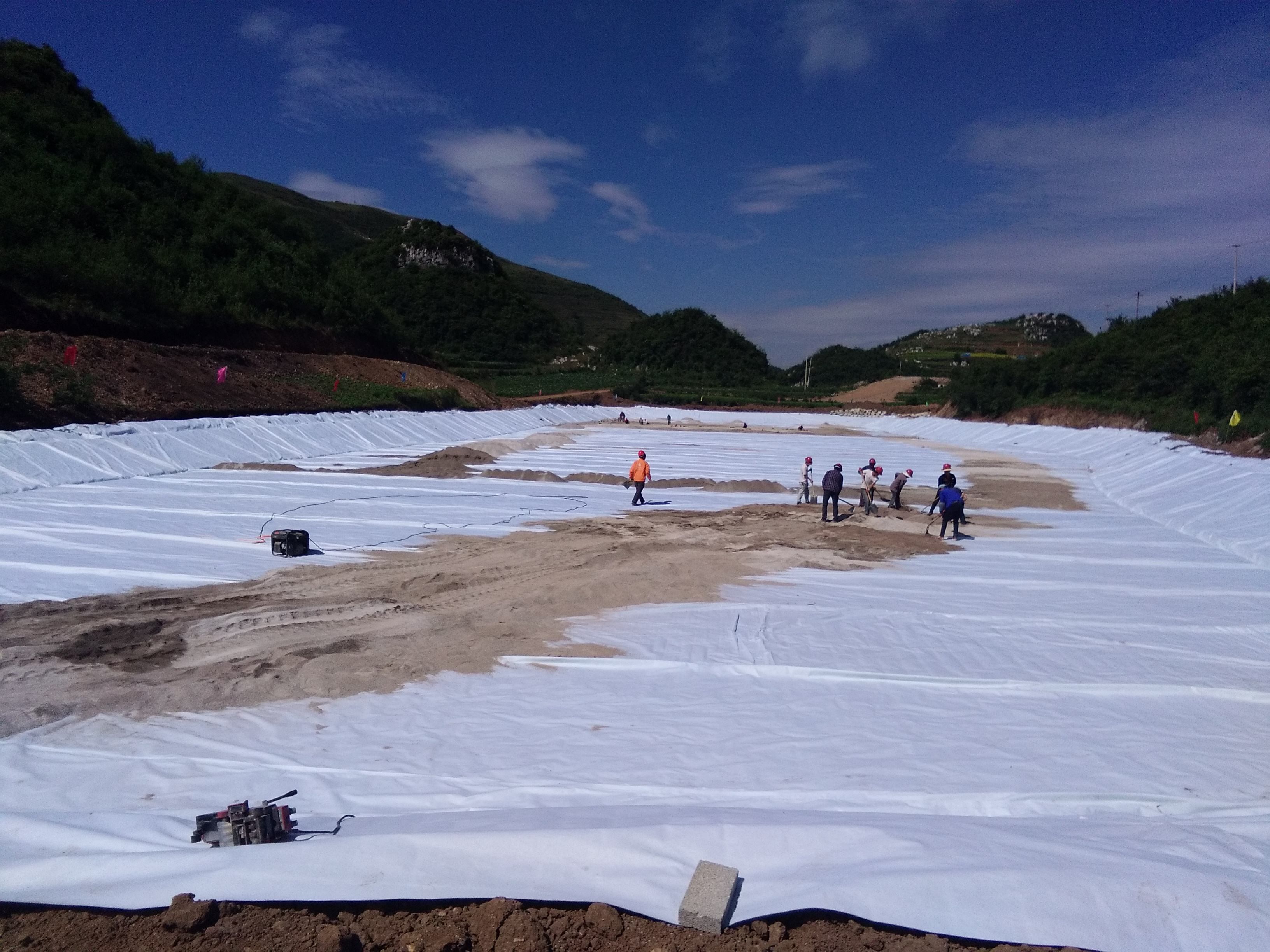 山谷型垃圾填埋場防滲土工膜規格應如何設計?